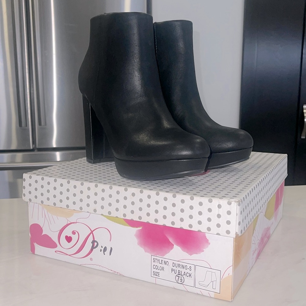 New! ✨ Women’s Black Faux Leather Ankle High Heel Boots/ Booties- Size 8